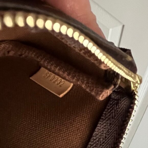 Louis Vuitton Mini Pochette Monogram - Authentic - Picture 17 of 17